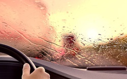 Mẹo xử lý những sự cố thường gặp khi lái xe trời mưa