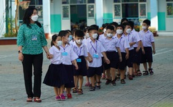 Ngày đầu tiên đến trường của các "tân binh" lớp 1 dù đã qua học kỳ II: Thích mê và rửa mặt nhanh như sóc