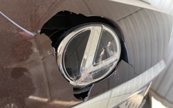 Đập phá ôtô Lexus của thượng tá cảnh sát vì... "đèn xe chiếu chói mắt"