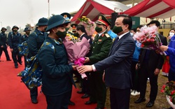 Bí thư Thành ủy Hà Nội Đinh Tiến Dũng tặng hoa, động viên các tân binh trong ngày hội tòng quân
