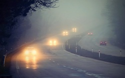 Bật đèn sương mù ô tô khi đi trong thành phố có vi phạm quy định giao thông?
