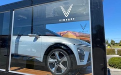 Ô tô điện VinFast VF7 lần đầu xuất hiện trên phố thu hút mọi ánh nhìn