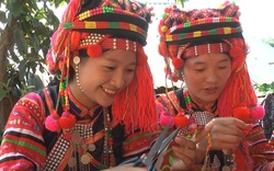 
Sặc sỡ màu hoa đào như trang phục của phụ nữ Hà Nhì huyện Mường Tè trong ngày Tết