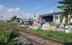 TP.HCM: Hành lang an toàn đường sắt bị bủa vây bởi rác thải