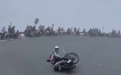 VIDEO: Nguy hiểm quái xế phi xe máy "biểu diễn" rồi tự ngã trên đèo Hải Vân