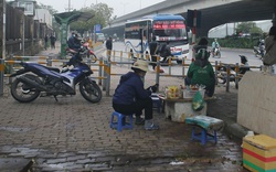 Hà Nội lắp rào chắn bảo vệ vỉa hè, người dân vẫn “vô tư” bày đồ đạc, bán trà đá