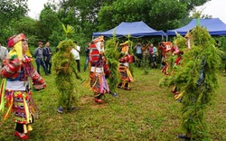 Người Lô Lô nhảy múa với ma cỏ trong lễ cúng tổ tiên