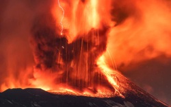 Italia: Vụ nổ tạo cột mây tro cao 12 km hút du khách