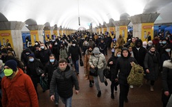 Hình ảnh dân Ukraine trú ẩn dưới ga tàu vì pháo, không kích liên tục của quân đội Nga