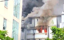Khách sạn đang sửa chữa bất ngờ bốc cháy dữ dội, khói bao trùm cả khu vực