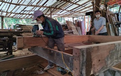 Nghề "lạ" ở Hà Nội: Chuyên săn lùng cửa gỗ cũ rồi “mông má” bán kiếm lời gấp 3-4 lần
 
