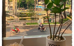 Thảnh thơi ngắm phố phường Sài Gòn bên ly cà phê nóng