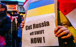 Nếu bị loại khỏi Swift, hệ thống tài chính Nga có thể bị tê liệt, Mỹ và Châu Âu cũng dính "đòn đau"