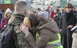 Hàng nghìn người tị nạn Ukraine quay trở lại đất nước để tham chiến cùng quân đội