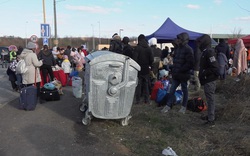 Nhiều sinh viên nước ngoài tại Ukraine chạy đến khu vực biên giới, cố gắng tìm nơi an toàn