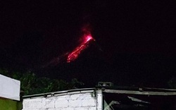 Núi lửa bất ngờ phun trào, lớp tro bụi cao đến 4.500m 