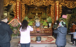 Người dân xếp hàng dài vào chùa cầu an những ngày đầu năm