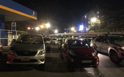 "Phỏng tay" ngay tại sân bay Tân Sơn Nhất vì nạn xe dù "chặt chém"
