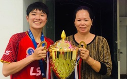 Tuyển thủ nữ Việt Nam được kỳ vọng "mang vé World Cup về cho mẹ"