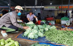 Hải Phòng: Cá trắm đen, rau xanh cứ đem ra chợ là bán hết veo