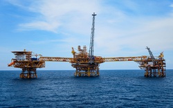 Giá dầu thế giới "neo" cao, kịch bản nào cho giá xăng trong nước?