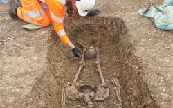 Bí ẩn 40 bộ xương không đầu được khai quật tại tuyến đường sắt cao tốc ở Anh