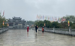 Mặc kệ giá rét, du khách vẫn "đội mưa" vãn cảnh chùa Bái Đính