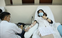 Thiếu hụt nguồn máu sau Tết, hàng trăm y, bác sĩ ở Huế hiến máu cứu người 