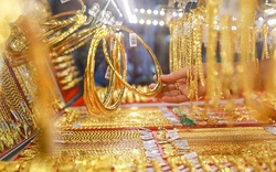 Sát ngày Vía Thần Tài, giá vàng 'bốc hơi' từng giờ, mất gần 1,5 triệu đồng/lượng