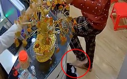 VIDEO: "Nữ quái" cao thủ dùng chân móc ví trong ba lô tại cửa hàng