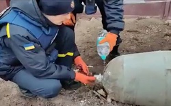 Thót tim video người Ukraine gỡ bom "khủng" bằng tay không và chai nước khoáng 