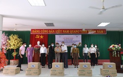 C.P. Việt Nam trao tặng khẩu trang và nước sát khuẩn hỗ trợ các trường học của Bến Tre phòng chống dịch bệnh Covid-19
