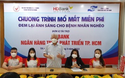 HDBank trao tặng 2.800 thẻ Bảo hiểm y tế và tài trợ 1.000 ca phẫu thuật mắt cho người dân