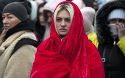 Đói, lạnh, những kẻ buôn người rình rập: Hành trình chạy trốn chiến sự nguy hiểm của người Ukraine