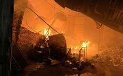 Cháy lớn ở xưởng gia công gỗ ép, hộp giấy ở Hà Nội