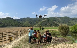 Một anh giáo viên dạy Hóa mạo hiểm mang "máy bay" về làng rồi bay khắp cánh đồng miền Trung - Tây Nguyên chăm lúa