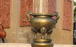 TP.HCM: Lư hương trước tượng Đức thánh Trần Hưng Đạo được đặt lại sau hơn 3 năm di dời