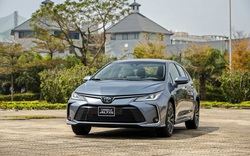Tầm giá 800 triệu đồng, Toyota Altis 1.8HEV hay Honda Civic RS đáng mua hơn?