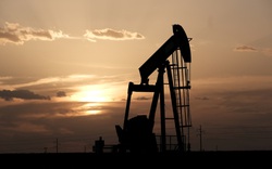 Giá dầu bất ngờ tăng lên mốc trên 100 USD/thùng, giá xăng dầu trong nước ra sao?