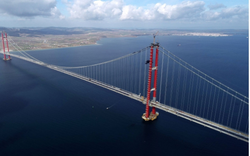 Hình ảnh cây cầu treo dài nhất thế giới nối lục địa Á - Âu vừa được khánh thành