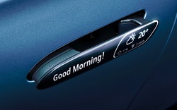 Mercedes phát triển tay nắm cửa kỹ thuật số có thể hiển thị thông tin