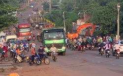 Xe tải chở điều lật vào quán ăn, 8 người thương vong ở Bình Phước