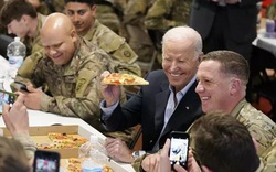 Tổng thống Biden chụp ảnh, ăn pizza cùng lính Mỹ ở Ba Lan