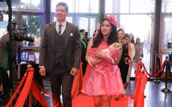 Con gái Bình Minh trong phim “Sám hối” diện nguyên “cây hồng”, bế cún cưng lên thảm đỏ