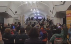 Mặc chiến sự, người dân Ukraine vẫn đi xem hòa nhạc trong hầm trú bom
