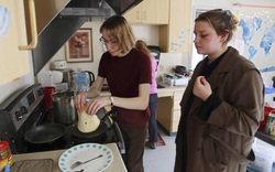 Sinh viên Ukraine ở nước ngoài làm bánh crepe quyên tiền cứu trợ