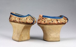 Giày cao gót của phụ nữ dân tộc Mãn Châu: Truyền thuyết công chúa báo thù 