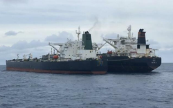Trừng phạt Nga: Các tàu chở dầu của Moscow tung "tuyệt chiêu" né đòn