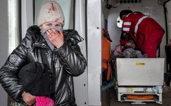 Người dân Ukraine mắc kẹt tại Mariupol, không có điện nước, không được sưởi ấm 