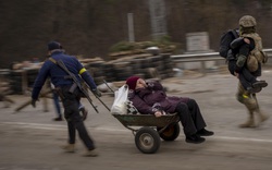 Ảnh thế giới 7 ngày qua: Bom đạn bao trùm, hàng trăm nghìn người di tản khỏi Ukraine